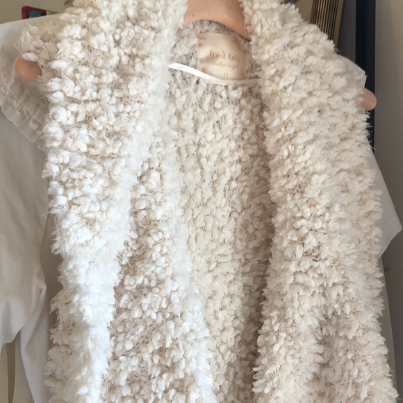 White Faux Fur “Eyelash Flyaway” Vest with Pockets NWT - Picture 3 of 16